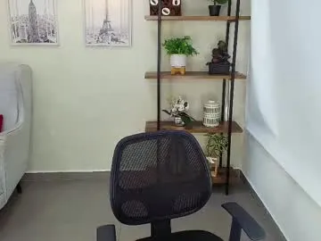 _sassy_girl — Anal & Squirt expert / fuckmachine on / control me 10 min and get 5 free #fuckmachine #anal #squirt #18 #cum