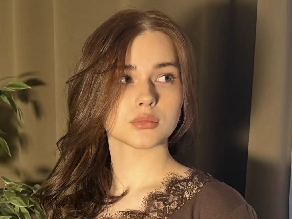 JamesLangel — Hello my dear 
I'm a soft, gentle girl who loves attention, kisses, and deep connection 
Let's spend beautiful moments together 