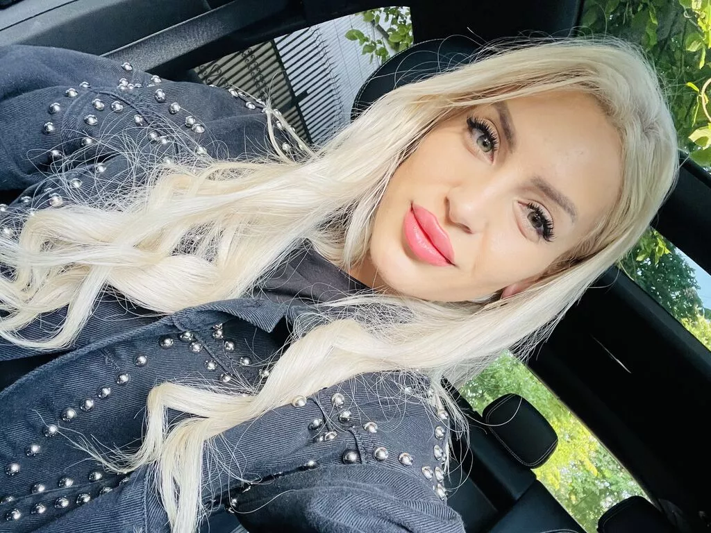 JessycaPage — Well, something that I really love is when I seduce totally my partner only with my mind, make him wants more and more until I let him slowly descovering every inch of my body, and see trough his eyes the deeply desire he have it for me, there is...