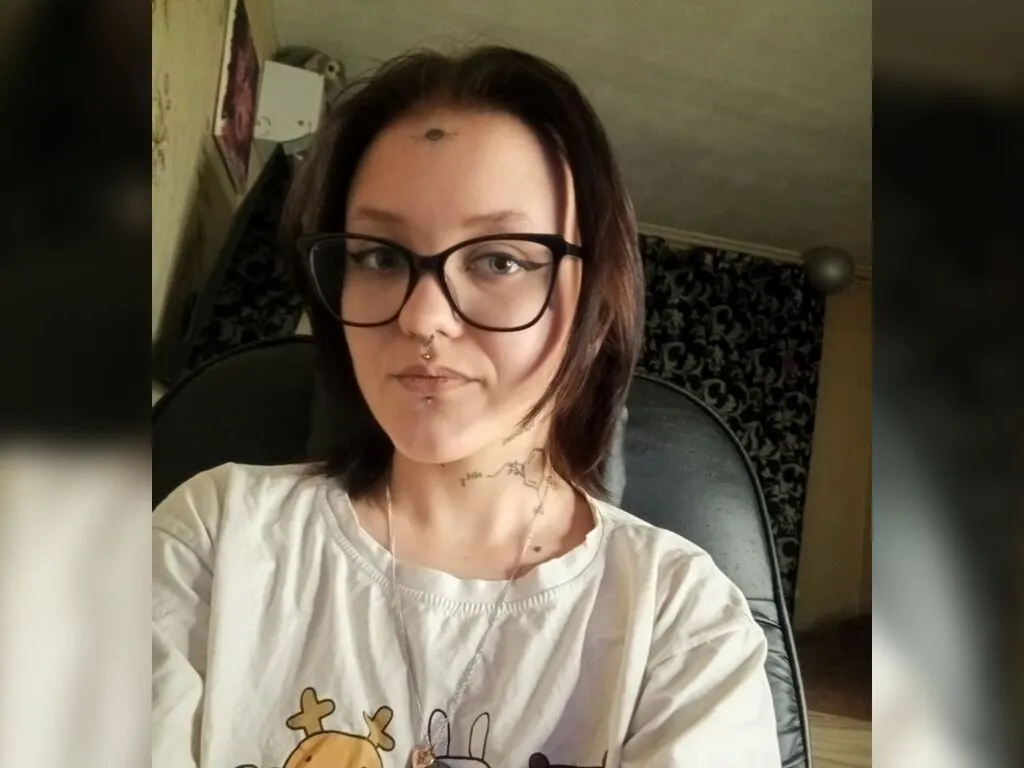 LaquitaMoncure — I appreciate relaxed confidence, gentle flirting, and real interest. Meaningful eye contact, kind words, imagination, and attention that feels thoughtful. I enjoy chemistry that grows naturally and moments that feel close, warm, and inviting.