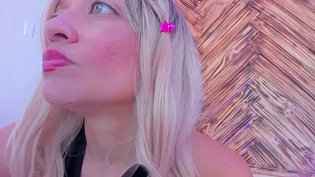 emma_collson on StripChat