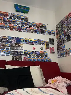 FreakyDreama — Play with my boobs for 2 mins