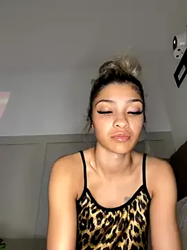 StripChat Honeyyyxo is Freechat Honeyyyxo — Bouncing on dildo