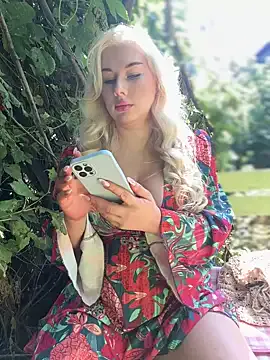 LaraHollywood — Play With My Naughty Boobs AtThePark