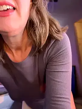 MaiseKnox — Sexy lil' dance w/ titties out 