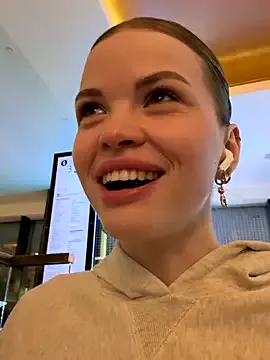 SMELLSEX — Show big TITS on the shopping center