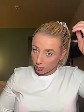 Strongqueen — Flash boobs in public pub toilet