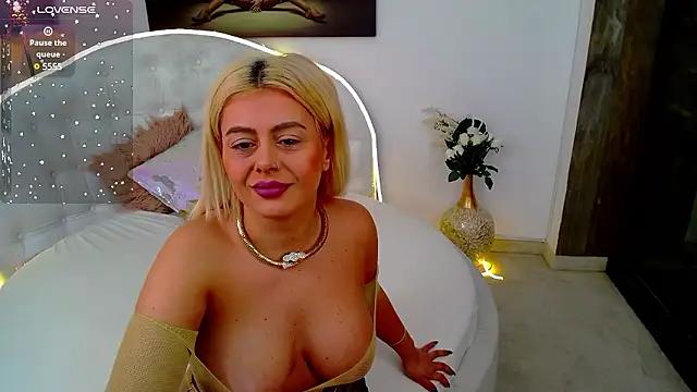 almatoysss from StripChat
