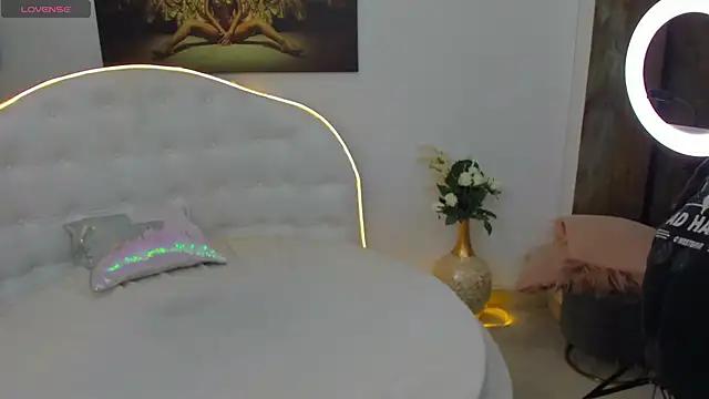 almatoysss from StripChat