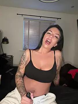 BellaBlackUK from StripChat is Freechat