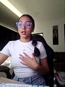 Camila_Vescari from StripChat is Freechat