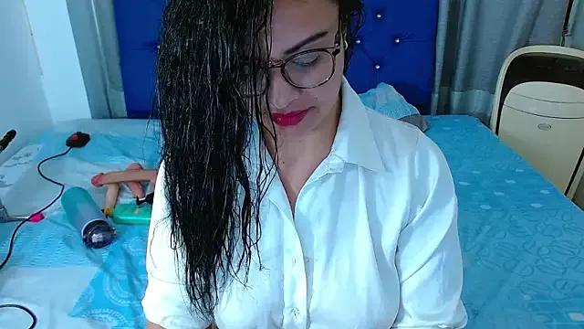 hornyy_cougar from StripChat is Freechat