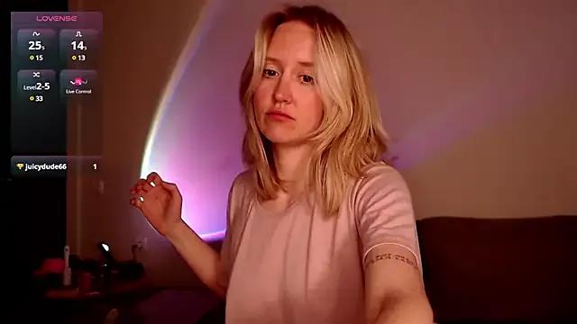 iilovetomatoes from StripChat is Freechat