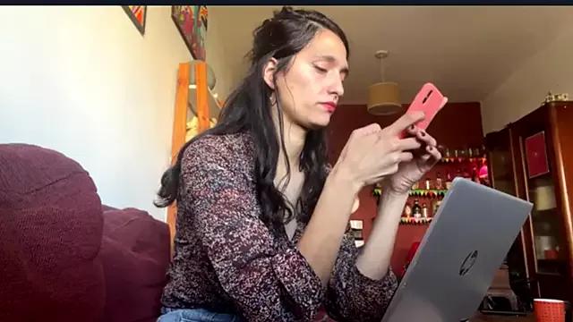 IrisPurplee from StripChat