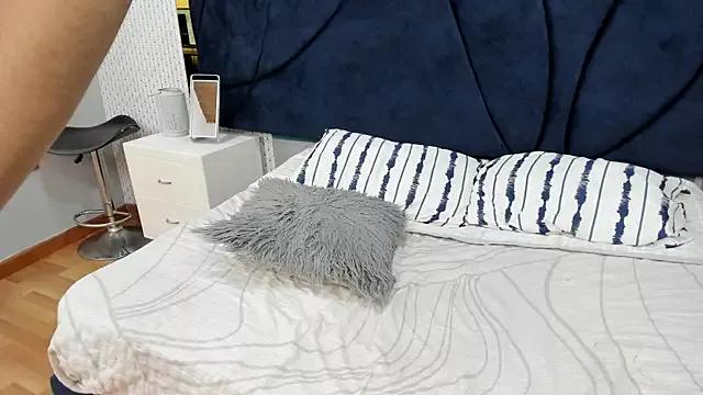 ISABELLATOURE webcams show profile image 