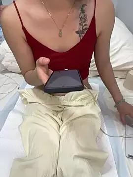 Lucy-m- webcams show profile image 