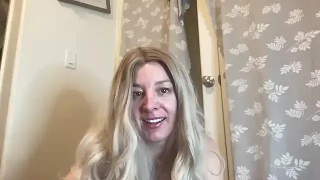 MonroeLoves from StripChat is Freechat