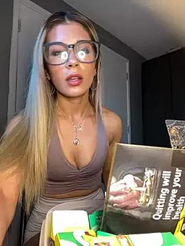 PetiteCaramelRoxanne_XX from StripChat is Freechat