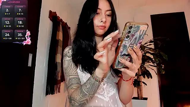 sara-lauren from StripChat
