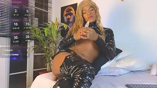 ZoeQueenn from StripChat is Freechat